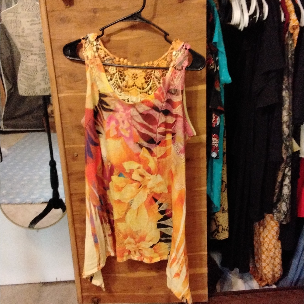 Women's EUC ONLY NINE floral Boho Top With Lace Back, Sharkbite Hem Size L